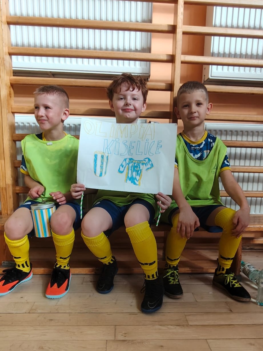 żaki na turnieju charytatywnym